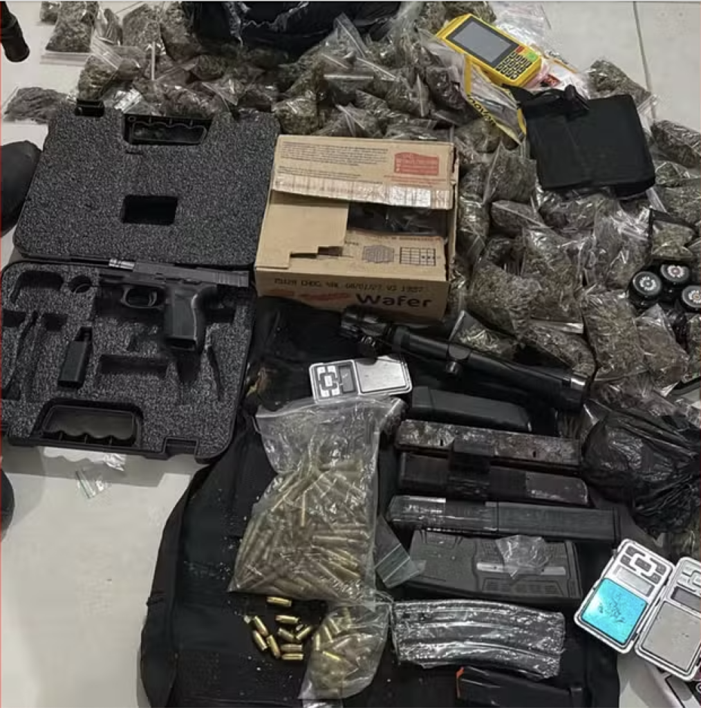 Mulher é detida com munições de fuzil, carregadores de submetralhadora e drogas na rodoviária de Feira de Santana